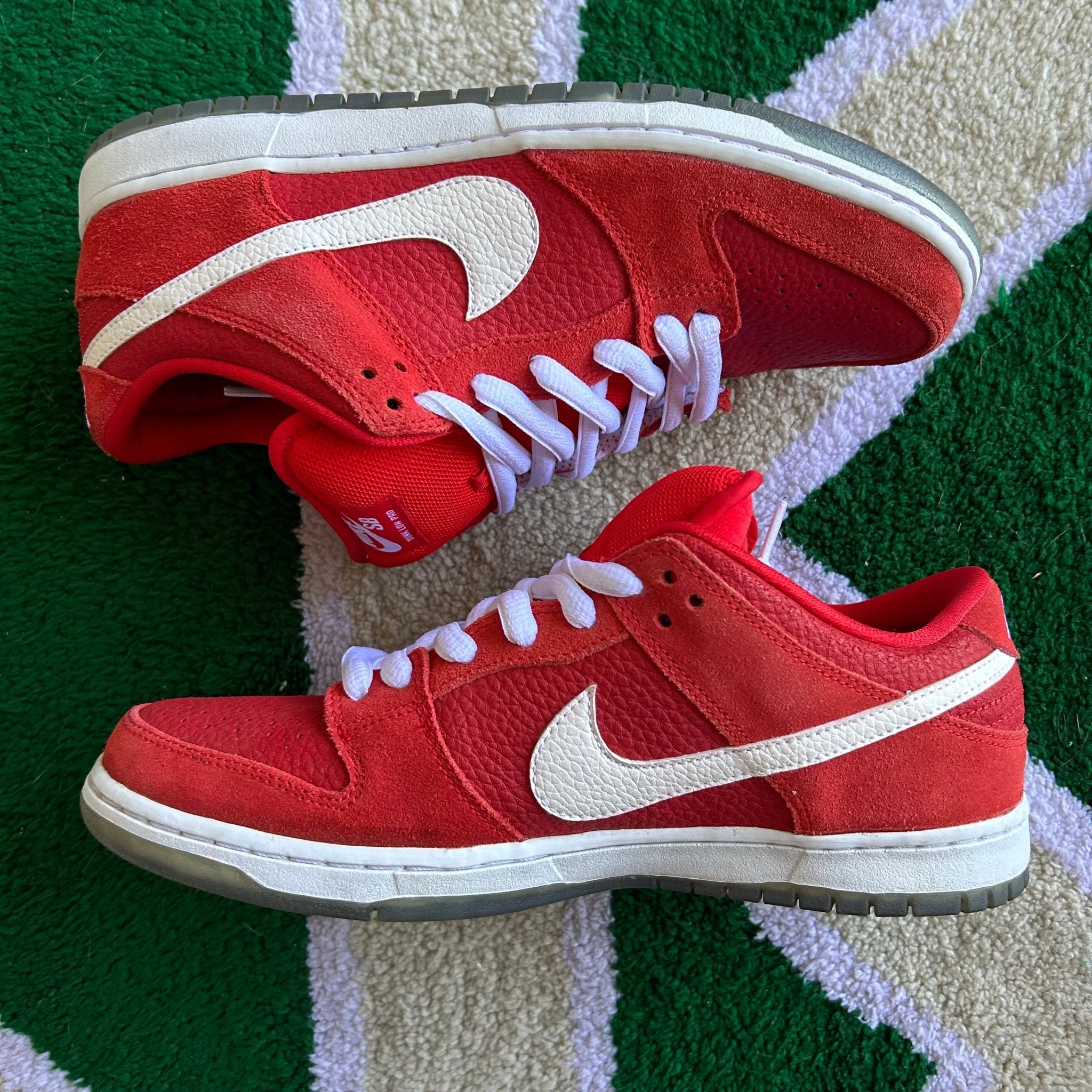 2012 Nike SB Dunk Low Challenge Red (US10) –